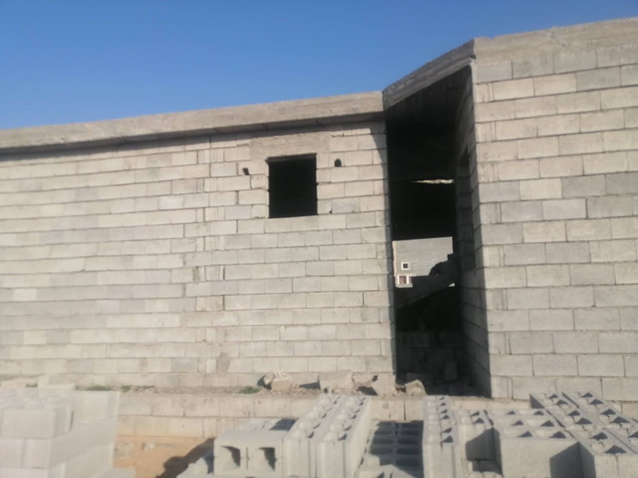 السلام عليكم ورحمة الله وبركاته للبيع هيكل حديث خريطه فول ما شاء الله تبارك الرحمن تصميم مهندس مساحة قطعه ٣٠٠ متر بناء ١٨٠ متر يتكون من ٢ غرف نوم مطبخ وهول وربعه وصحيات تصميم حلو حيل بيع مستعجل حيل المكان العلم روتانا الساس صب تسليح السعر ٢٢ مليون بي مجال للاستفسار على الرقم وحياكم الله ***********
