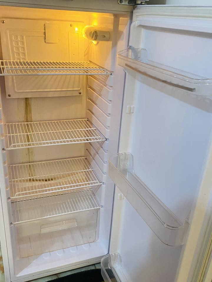 السلام عليكم ثلاجة للبيع ماعرف شكد قدم بس طولها ١٦٨ وعرضها بالصوره نظيفه ماداخله تصليح مكانها حي العسكري سعرها ١٧٥ بيها مجال


**إذا كنت صاحب هذا الإعلان وتريد حذفه لأي سبب، رجاءا أرسل رسالة إلى الدعم الفني**