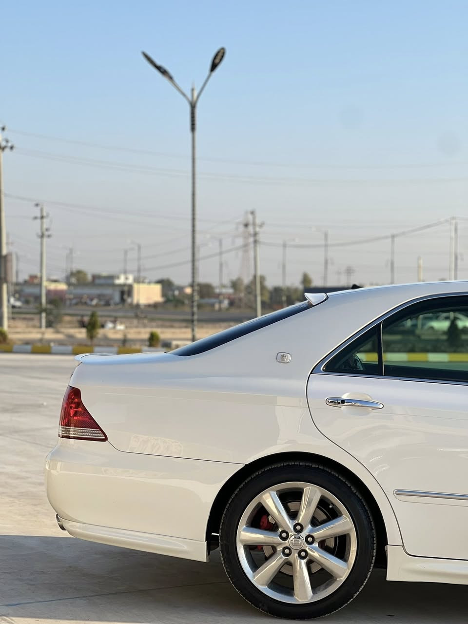 شاهینە موس ٢٠٠٥ بچوک بە بچوک
تەنها شوێن موسەکانی بۆیاخە
ناو ڕەشی ساج سور 
ویل دنگەی ئستیل مانگێکە بۆی بەستراوە
چوار جام کارەبا و ئۆتۆ 
ئاوێنە کارەبا 
سەیارەکە سێ دوگمەیە 
تەبریت سارد و گەرمی جایزە
تازە ڕۆنی گۆڕاوە 
سەیارەکە تا بڵێی جوان و پاکە 
سەیارەی ماڵە هی مەعرەز نیە 

سعریشی ٦٤ مەعامەلەیەکی کەم 
ژم:***********
