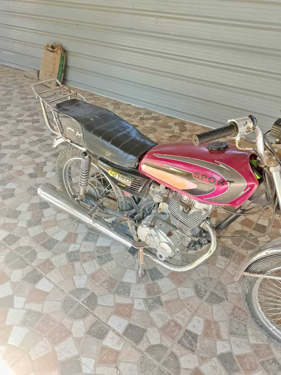 السلام عليكم دراجة ارشة مكينة مال ستوتة 5كير نكرة سلف تايرات جدد ويالة جدد لايت باتري جديد *********** المكان القاسم
