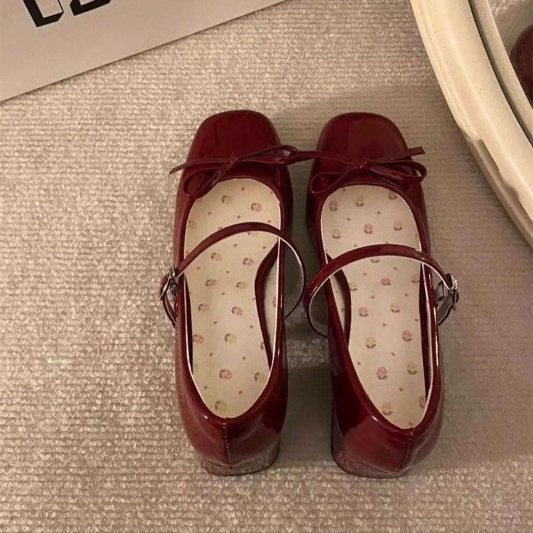 ✧･ﾟ: ✦ Mary Jane Shoes ✦ :･ﾟ✧

حذاء ماري جين باللون الماروني مع ورود ✦
تصميم أنيق بتفاصيل ناعمة يلفت الأنظار 🌸

📏 القياسات: 37 • 38 • 39 • 40

💰 السعر: 25,000 د.ع

📦 توصيل بغداد: 4,000 🚚
📦 باقي المحافظات: 6,000 🚚

📲 للحجز عبر واتساب: ***********
أو راسلونا على الخاص ✨
