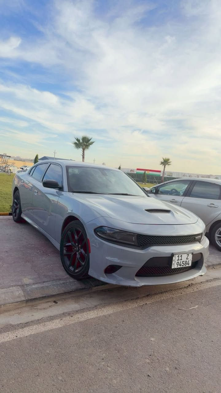 السلام عليكم
جارجر GT  لون سموكي صور امريكه مرفقه 

موديل 2022

ماشيه42 mi 

سيارة كلين  
فقط طلقتين باب السايق 

سيارة جديده ماشاء الله 
 

***********
