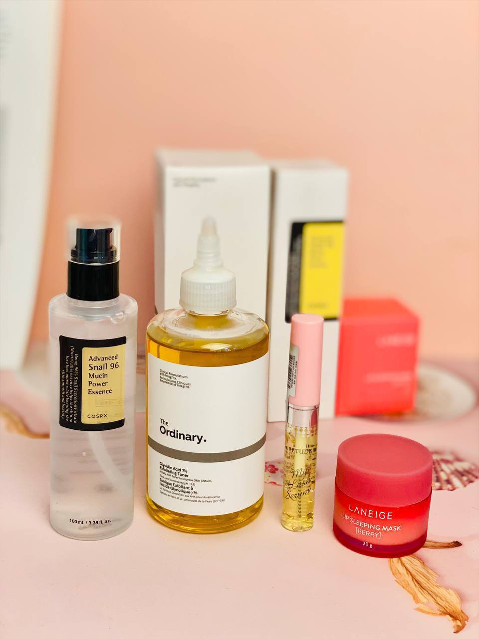 باكج العناية المتكامل – إشراقة وترطيب متكاملة لجميع أنواع البشرة 
باكج العناية هذا مصمم خصيصاً لتلبية كل احتياجات البشرة من تنظيف، تقشير، ترطيب، وحتى العناية بالشفاه والرموش. 

💛 تفتيح وتقشير البشرة – The Ordinary Glycolic Acid 7% (كندا 🇨🇦)
هذا التونر يقوم بتقشير الخلايا الميتة بلطف، تنظيف المسام بعمق، ويساعد على توحيد لون البشرة ومنحها إشراقة طبيعية. استخدامه المنتظم يقلل من البقع الداكنة ويترك البشرة ناعمة ونضرة.

🐌 ترطيب وتجديد البشرة – COSRX Snail 96 Mucin Power Essence (كوريا 🇰🇷)
اسنس الحلزون يغذي البشرة ويعزز ترطيبها العميق، يصلح آثار الحبوب ويمنح البشرة ملمساً ناعماً وممتلئاً. المنتج مثالي للبشرة الجافة والحساسة، ويترك إحساساً بالراحة طوال اليوم.

💗 ترطيب وتنعيم الشفايف – LANEIGE Lip Sleeping Mask – Berry (كوريا 🇰🇷)
ماسـك الشفايف الليلي يرطب الشفايف بعمق، يعالج التشققات، ويجعلها وردية وناعمة عند الاستيقاظ. مناسب لجميع الفصول ويضيف لمسة نعومة ساحرة للشفاه.

🌸 تقوية وتكثيف الرموش – ETUDE My Lash Serum (كوريا 🇰🇷)
سيروم الرموش يغذي بصيلات الرموش، يقلل التساقط، ويساعد على زيادة الطول والكثافة بشكل طبيعي. استخدامه اليومي يمنح رموشك مظهراً أكثر جمالاً وصحة.

منشأ المنتجات الكوري 🇰🇷الكندية 🇨🇦
سعر العرض 28 الف 
🚘يوجد خدمة توصيل لجميع محافظات العراق ٤ الاف🚘


**إذا كنت صاحب هذا الإعلان وتريد حذفه لأي سبب، رجاءا أرسل رسالة إلى الدعم الفني**