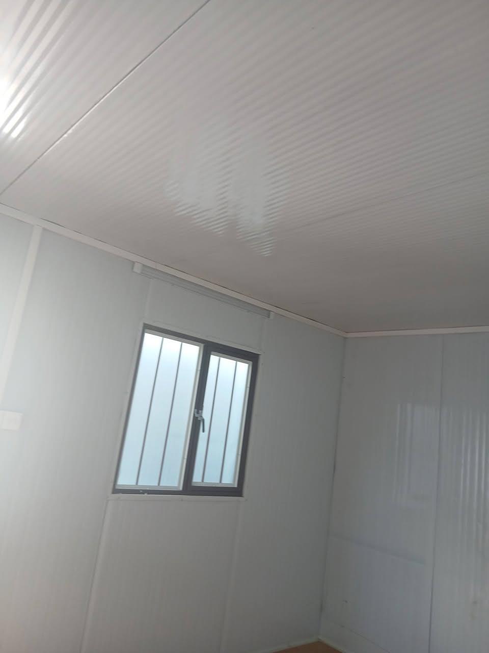 السلام عليكم عرض خاص لفتره محدوده كرفان سندويج بنل جديد٣*٤
مع تواليت خارجي متر في متر سندويتج بنل سعر مليون و٨٥٠ عنوان بغداد شارع فلسطين رقم الهاتف  ***********
