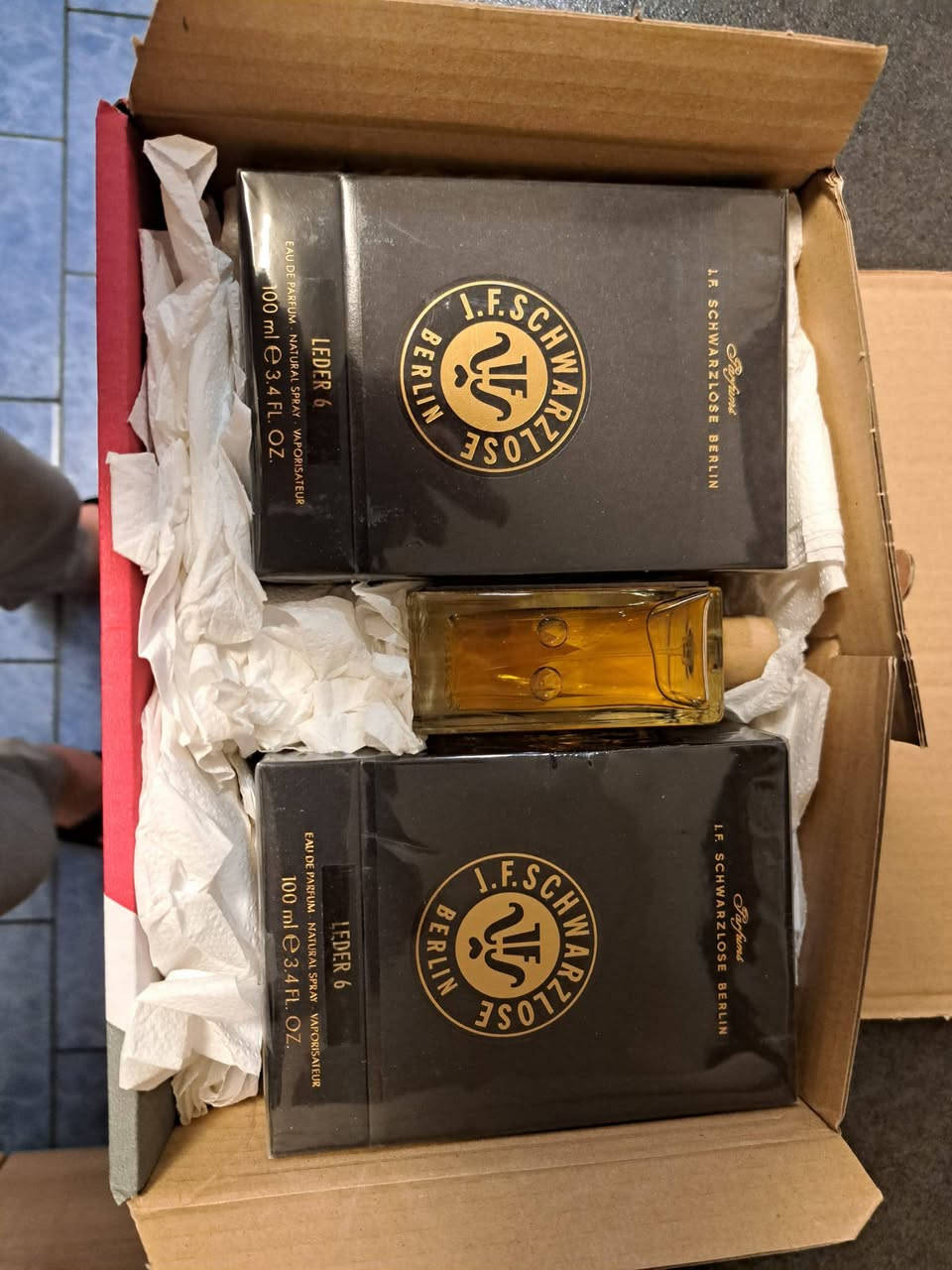 السلام عليكم هاذي عطور المانية اصلية للبيع عندي ٨ قطع  سعر القطعة ١٥٠ الف ارجو ادعموني جزاكم الله خيرا ***********
