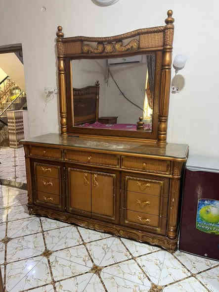 غرفة نوم كويتي للبيع كبيرة
چرباية2متر.  كنتور 3متر 
السعر 875الف بيها مجال قليل 
مكاني البصرة الزبير 
للتواصل ***********
