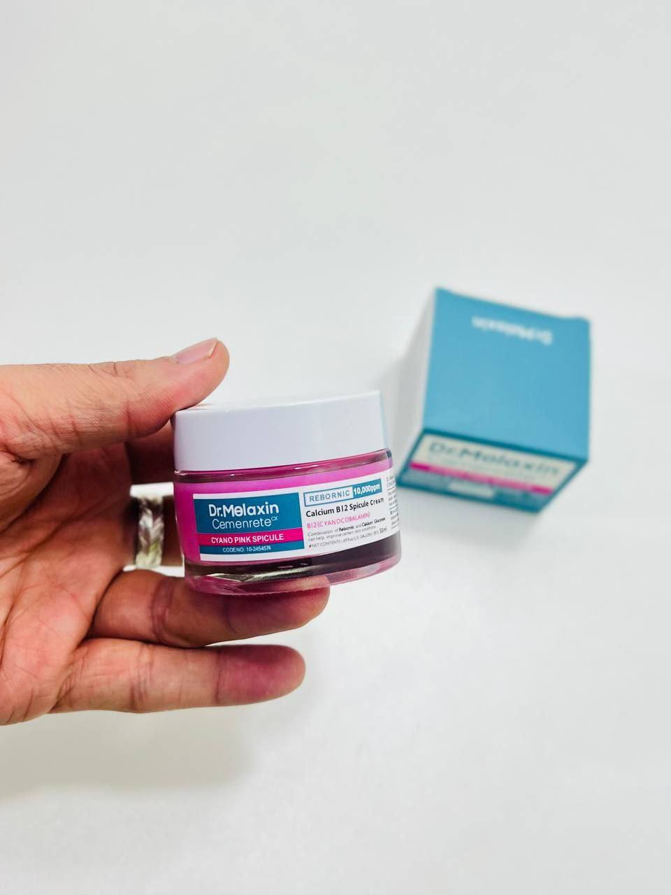 كريم Dr.Melaxin Cemenrete CX – Cyano Pink Spicule 💗
تركيبة متطورة تحتوي على Calcium B12 Spicule بتركيز 10,000ppm 👌
مصمم لتحسين ملمس البشرة وتعزيز نضارتها بطريقة فعالة وآمنة.
💎 الفوائد:
• يساعد على تجديد البشرة وتحفيز الإشراقة الطبيعية
• يقلل مظهر البهتان والتعب
• يدعم توحيد لون البشرة
• يمنح نعومة وملمس صحي من أول استخدام
🌸 غني بفيتامين B12 (Cyanocobalamin)
يساعد على تهدئة البشرة ودعم حاجزها الطبيعي
💧 قوام خفيف سريع الامتصاص
مناسب للاستخدام الليلي ضمن روتين العناية
طريقة الاستخدام:
يوضع مقدار مناسب على بشرة نظيفة مع تدليك خفيف، يُستخدم مساءً 2–3 مرات بالأسبوع حسب تحمل البشرة.
✨ إذا تريدين بشرة مشدودة، ناعمة ومشرقة… هذا خيارچ المثالي

للستفسار خاص. 
يوجد لدينا توصيل لجميع المحافظات العراق. 
💕


**إذا كنت صاحب هذا الإعلان وتريد حذفه لأي سبب، رجاءا أرسل رسالة إلى الدعم الفني**