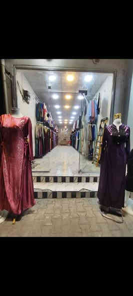 🔥 للبيع محل جاهز بالكامل مع بضاعة – موقع ذهبي ما يتكرر 🔥

📍 النجف الأشرف – حي ميسان – شارع الكيّات (مقابل جامعة الإمام الكاظم)
📐 مساحة: 30 متر

إذا تدور على مشروع جاهز يشتغل من ثاني يوم…
هذا المحل فرصة ذهبية للمستثمرين أو أصحاب المشاريع الجديدة.

✨ مميزات المحل:

موقع استراتيجي على شارع حيوي جداً وازدحام دائم.

مقابل جامعة → زبائن مستمرة طول اليوم.

المحل مشطّب وجاهز 100%:

ديكور مرتب

إنارة LED جديدة

واجهة زجاجية

رفوف وحمالات مثبتة

مساحة طولية تسهّل العرض وتكبر المحل بصرياً

مساحة 30 متر مقسومة بشكل يخدم عرض الملابس أو أي تجارة مشابهة.

👗 يشمل البيع:

كل البضاعة داخل المحل (جلابيات – بدلات – أطقم – ملابس نسائية).

تجهيزات كاملة بدون ما تحتاج تصرف دينار واحد.

💡 ليش هذا المحل فرصة؟

تفتح وتشتغل مباشرة بلا تجهيز.

الموقع يخدم أي مشروع نسائي أو تجاري.

قريب على مدارس – جامعة – حركة سيارات قوية.

جاهز للتصوير والبيع من أول يوم.

📞 للاتصال والاستفسار (اتصال + واتساب)

*********** النجف
