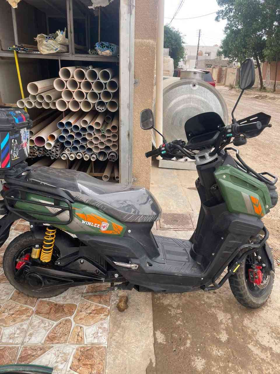 السلام عليكم شباب دراجه للبيع شحن أباتجي  6 بطاريات الشحن يمشي 50 كيلو كهربائيات كلها شغاله دراجه جديده على وضع الشركه وشاحنه أصليه لان الي تجي ويه الماطور عاديه السعر  1300 وبي مجال بسيط العنوان بالدجيل الاتصال على هذا الرقم***********
