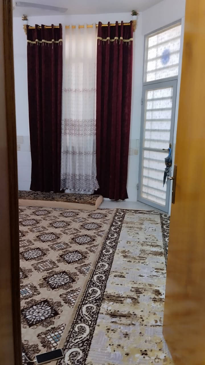 الدار لبيع مساحته 100متر كربلاء المقدسة  يحتوي على غرفه نوم واستقبال وصاله ومطبخ صحيات داخليه و خارجيه مكان سيد اسماعيل مجمع فدك سند 25قرار محكمه سعر خاص هاتف ***********
