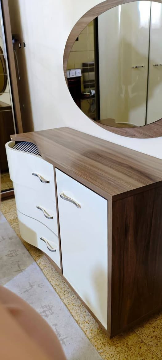 غرفه نوم تركي 7 قطع بحالة ممتازة
1.كنتور 6 باب 

2.مرايا قيافه متحركه مع زاويه 

3.سرير 180سم في 200 سم   

4. عدد 2 كومدي جرار بصف  السرير

5. ميز مرايه مع مرايه 

 سعر الشراء 3 مليون 

ابيعها بمليون 300 وبيها مجال 

البصرة
التواصل عبر الواتساب 
***********
