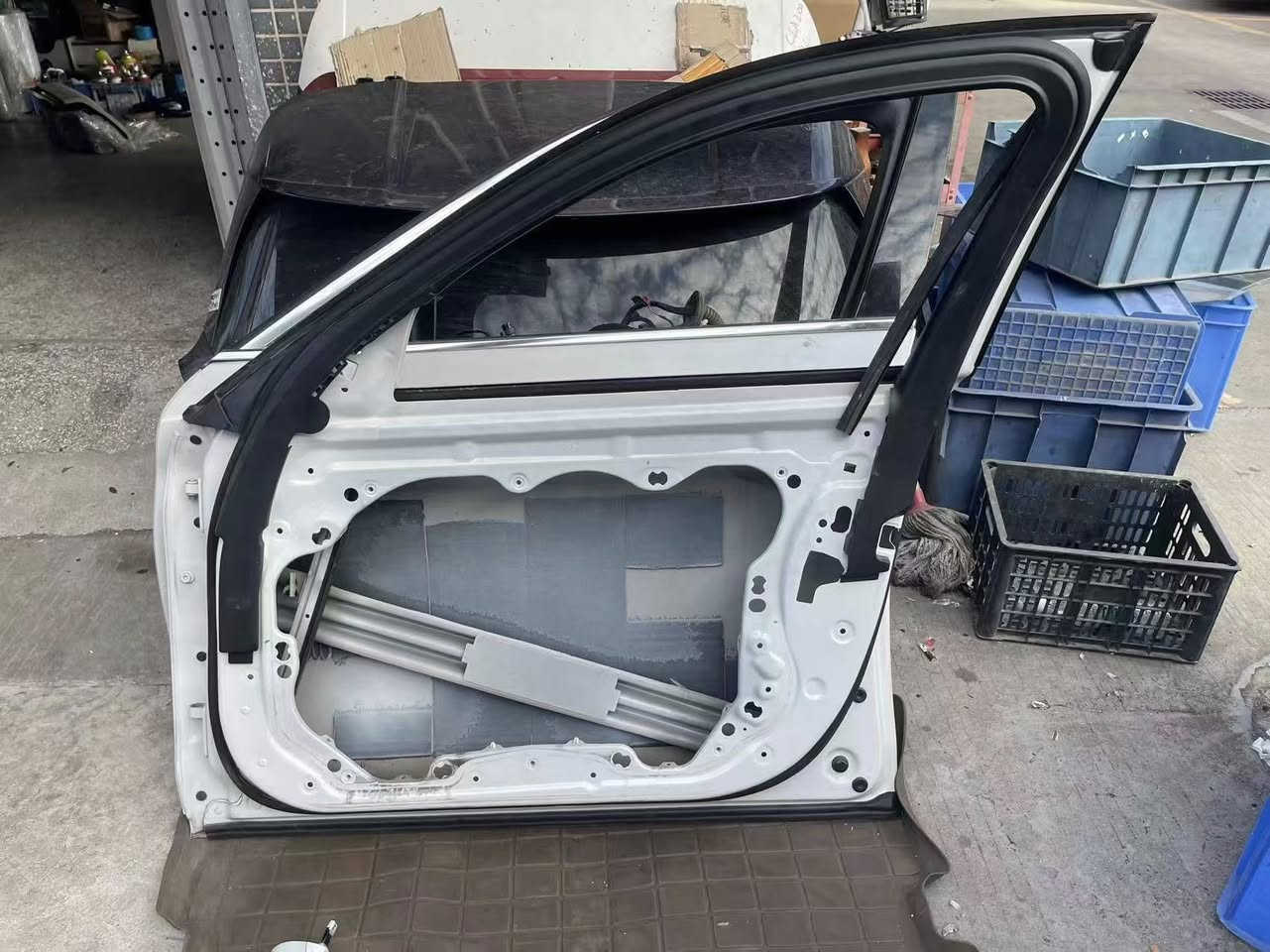 قطعة أصلية لعشاق التميز - BMW
قطعة أصلية لعشاق التميز - BMW
للبيع باب أمامي BMW (جهة السائق/الراكب حسب المتوفر) بحالة ممتازة جداً، القطعة أصلية وجاهزة للتركيب.
• اللون: صدفي ملكي (White Pearl) - صبغ الشركة الأصلي.
• الموديل: متوافق مع الفئات الحديثة (—BMW 530i G30 / 5 Series).
• الحالة: نظافة عالية جداً، خالي من الضربات القوية، مع المقبض الخارجي.
💰 السعر:
600$ دولار (قفل) ### 📞 للاستفسار والتواصل:
يرجى الاتصال على الرقم: ***********
أو المراسلة عبر الخاص (Direct Message).
