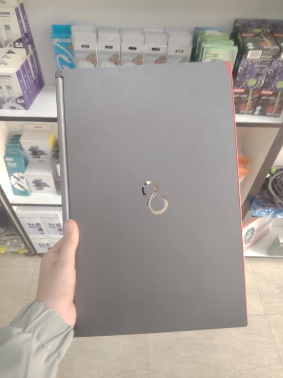 الموديل
Fujitsu LifeBook E756
🔹 المعالج (CPU)
Intel® Core™ i5-6300U
الجيل السادس
السرعة: 2.40GHz
يوصل تقريباً إلى 2.50GHz (Turbo)
🔹 كرت الشاشة (GPU)
Intel HD Graphics 520
مدمج (مو منفصل)
ذاكرة 128MB (يستخدم من الرام)
🔹 الرام (RAM)
8GB
نوع DDR4
كافية للاستخدام اليومي وبرامج خفيفة
🔹 التخزين
256GB SSD
نوعه Samsung
سريع بالإقلاع وفتح البرامج
🔹 النظام
Windows 10
نظام 64-bit
نضافه عاليه
الســـــعــــــر 🔥
متوفر توصيل لكل العراق
للحجز ***********
العنوان ديالى خانقين شارع الحسينيه
