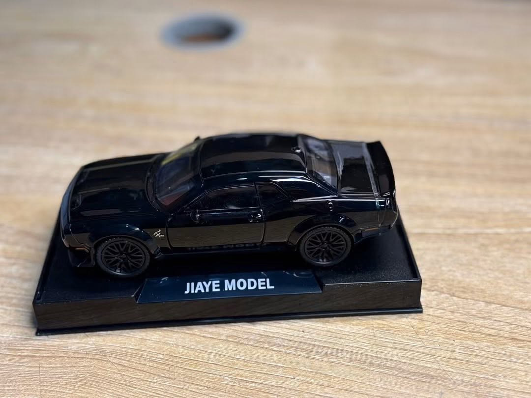سيارة دودج تشالنجر هيلكات (Dodge Challenger Hellcat) من شركة JIAYE MODEL، وتأتي بمقياس 1:32.المميزات: تتميز بهيكل معدني (Die-cast) مع إطارات مطاطية، وتتضمن مؤثرات صوتية وضوئية عند فتح الأبواب.الوظيفة: تحتوي على آلية "السحب للخلف" (Pull-back) لتتحرك السيارة للأمام تلقائياً عند سحبها للوراء وإفلاته


**إذا كنت صاحب هذا الإعلان وتريد حذفه لأي سبب، رجاءا أرسل رسالة إلى الدعم الفني**