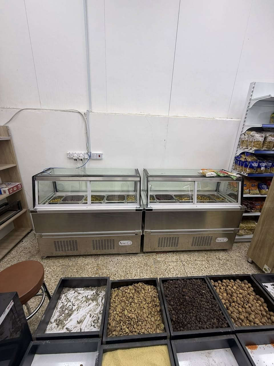 عارضات  تبريد شركة الزان بعدهن جدد ما مستعملات مال طرشي واجبان عدد ثنين الطول متر ونص  والارتفاع متر و ٢٥ سانتيم والعرض ٧٠ سانتيم 

الواحد سعره مليون و ١٠٠ الف قفل 
العنوان بغداد العامرية شارع المضيف
هاتف ***********
