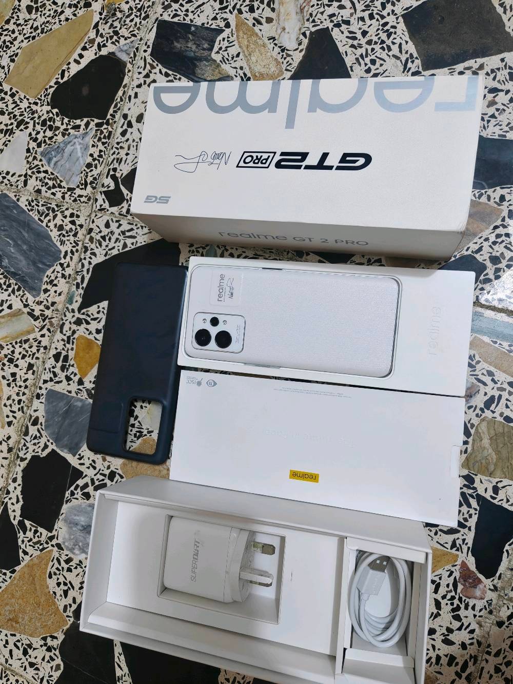 ريلمي gt 2 pro  نسخة عالمي اذكرة 256 رام 12 نظافة 99% للبيع سعر 375 مجال بسيط عنواني بغداد اي استفسار عالرقم ***********