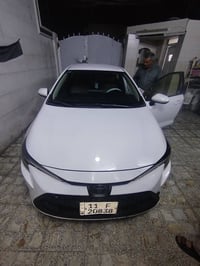 عندي كورلا موديل 20بيضاء اللون  بدون حادث حادثه داعميه خلفيه وموضح بلس...