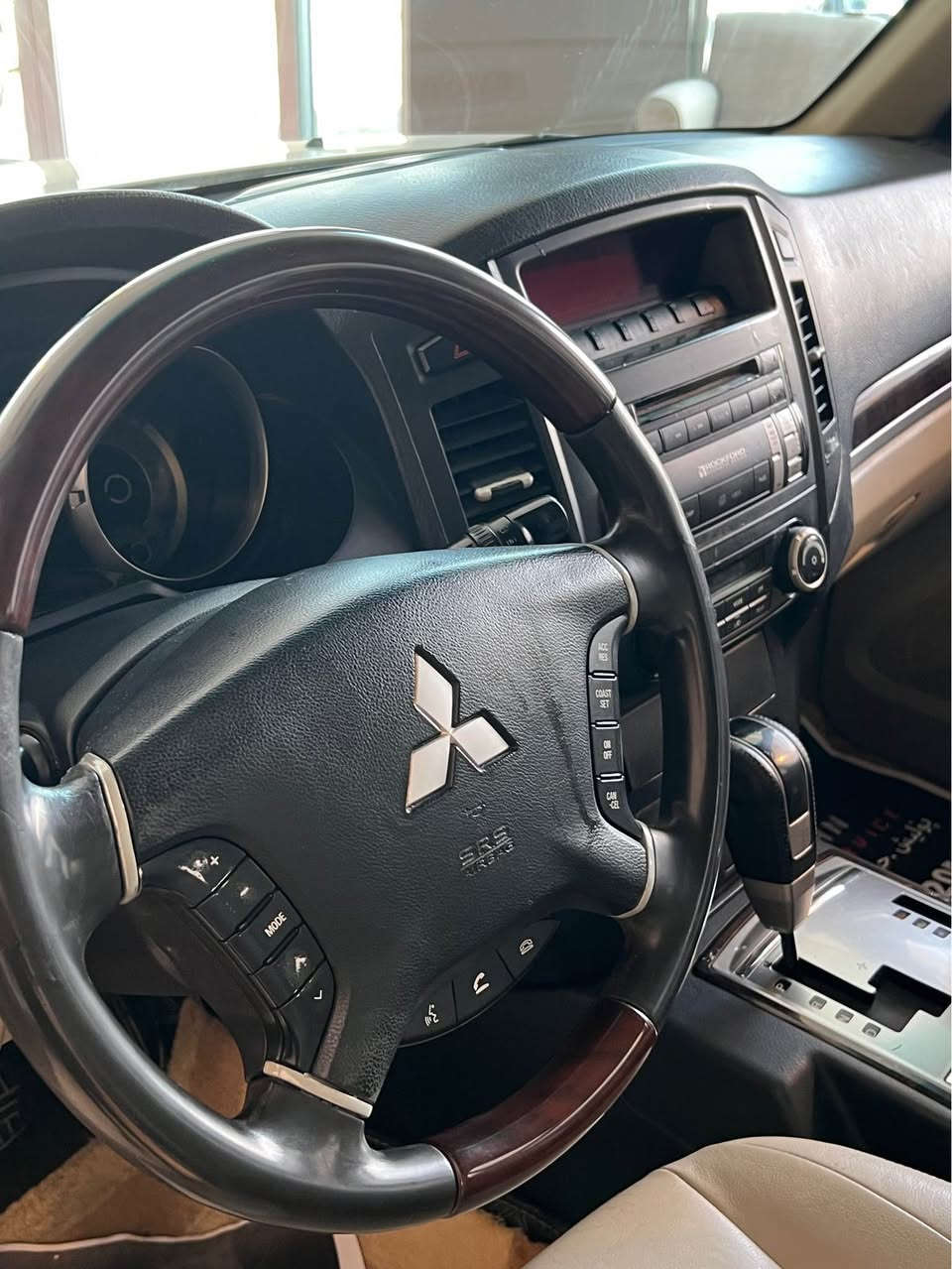 السلام عليكم 
باجيرو 2010 محرك 3.6 6 سلندر 
ممشى السيارة203000km
مواصفات السيارة:كشنات جلت - سلايد -تبريد خلفي- حاسات خلفية -بلاجكتور - يدات نيكل -اشاير بلمرايه -ويلكب قياس 17-CD BOX - تحكمات ستيرن - 4WD السيارة 
جاملغ الخلفي شبر صبغ - باب صندوق شبر صبغ - البنيد 4 اصابع بارد و السيارة بيه تفاصيل 
السعر 125ورقه و بي مجال 
للاتصال :
*********** السليمانية, العراق
