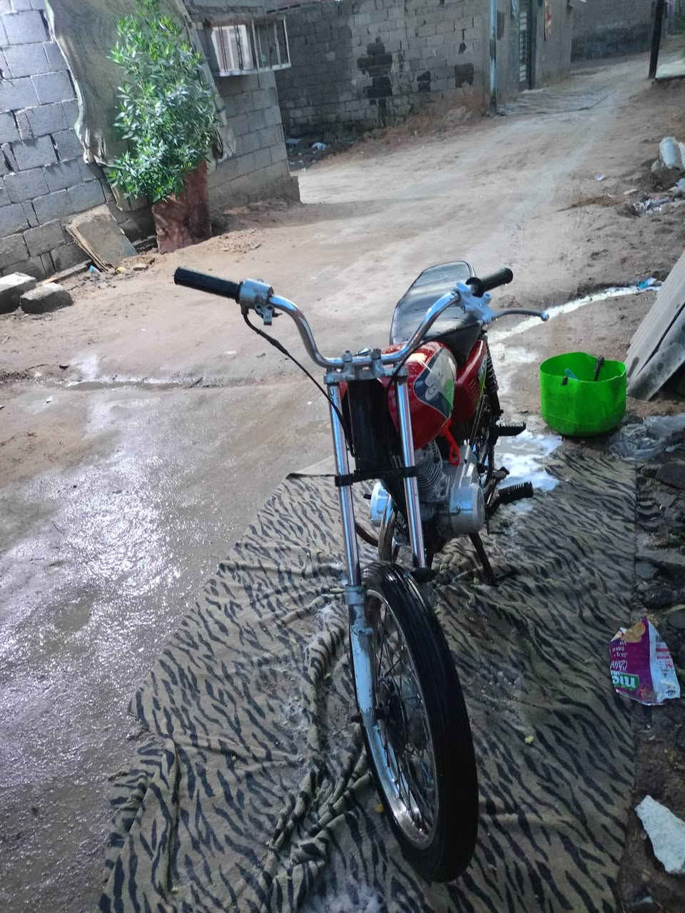 السلام عليكم دراجه للبيع كلك الدراجه مالت عيشه مكينه نضيفه شاصي نضيف تايرات نص عمر طگها هندر وطلع السعر 450 وبيها مجال مكاني الجزيره شط العرب الگباسي الصغير عله الفوك أكفلك من البوكه ***********
