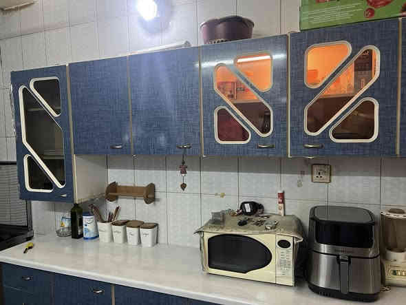 السلام عليكم 
بيع مستعجل لغرض  ظروف خاصة 
سعر القنفات ٦٠٠ الف
سعر ميز الطعام ٧٥٠
سعر معرض مع المراية ٧٥٠
العنوان بغداد / المنصور 
الاتصال / ***********
