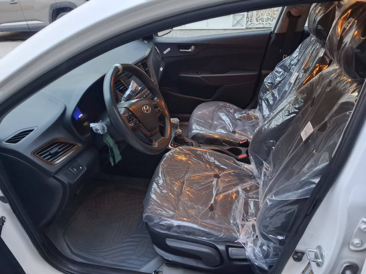 هونداي اكسنت 2019السعر 100ورقةوارد امريكي حادث خشم الجاملغ والبنيد وبيها صبغ بابين
السيارة محرك 1600
داخل صاج بدون ايرباك 
ماشية 102السيارة كير محرك تبريد حدادية خير من لله مابيها اي نقص
مكان بغداد البلديات قرب العاب بغداد زيونة 
تخم تاير جديد كهربائيات منظومة تبريد كله جدد ***********مهدي
