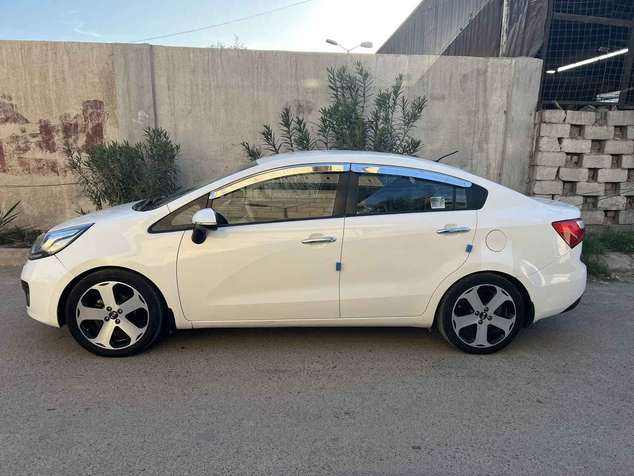 سلام عليكم بيع اومراوس
كيا ريو موديل 2012 خليجي 
شركه دوليه مكفوله من ضربه وصبغ 
فقط باردهلال جاملغ الخلفي
مواصفات كشنات جلد كرميدي 
مري شفط اشاير بل مري
ويل 17 +كروم 
محرك 1600 مكفول 
كير ايتي مكفول 
صدر امامي خلفي جديد 
تخم تاير جديد سياره بوضع الشركه 
مكاني بغداد الكرخ 
سعر 100 رقم بغداد تحويل مباشر 

***********
