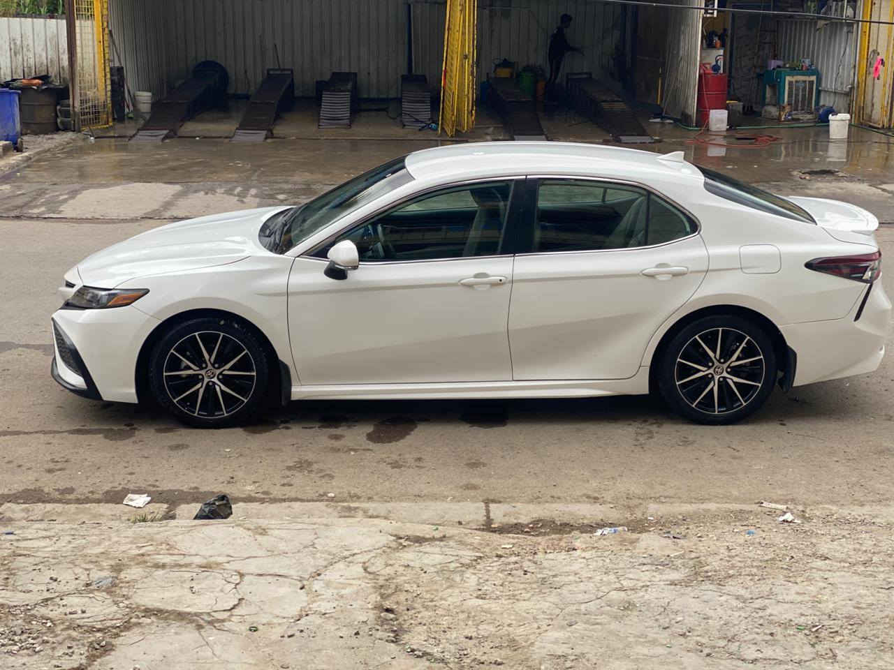 كامري 2023 SE للبيع وارد امريكي 
 بجم كبس 
هايبرد رقم بغداد تحويل مباشر 
الداخل  لونين 
مواصفات الـ SE
1- كشنات جلد 
2- تحكم استيرن
3- كامره خلفيه 
4- كشن تحكم كهربائي
5- مري تحكم كهربائي

السعر 180  وبي مجال
مكان السياره بغداد العامرية 
للاستفسار‬   ***********
