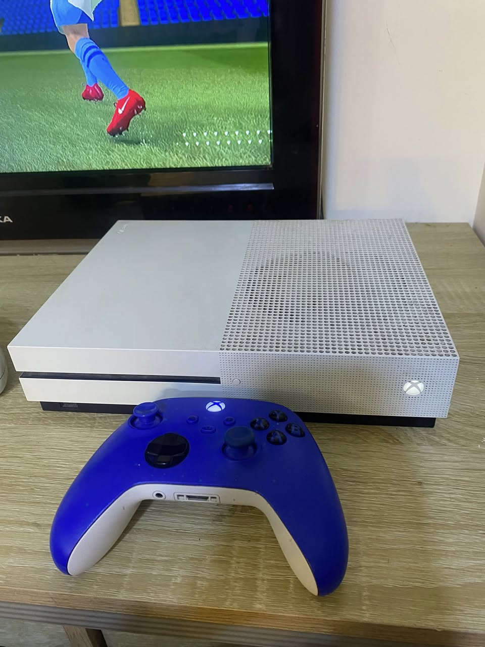 متوفر x box one s 
اللون ابيض 
واحد تيرا 1T 
اثنين يدات اصليات بس وحده بيها درفت 
Fifa 24 مملوكة
السعر ٢٠٠ وبي مجال للشراي 
( الشعلة - السلاميات )
*********** او التواصل ع خاص
