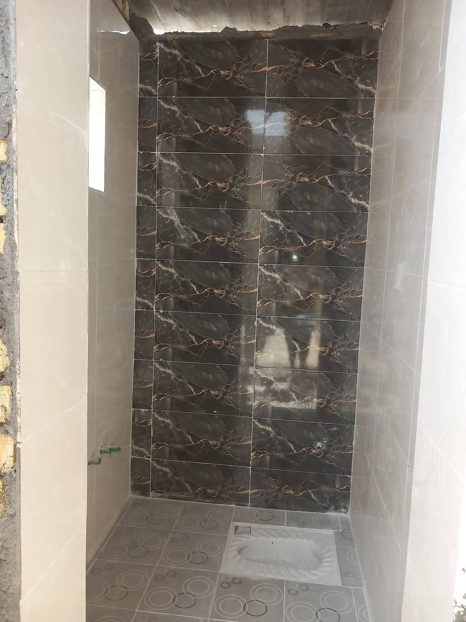 السلام عليكم خلفه سيراميك مصري متفرغ حاليا جدران ارضيه للاستفسار الاتصال على الرقم او متواجد واتساب مكاني بغداد ***********
