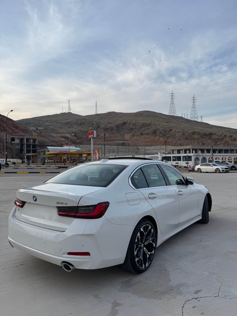 للبيع 
Bmw 330i 2025 

مواصفات السياره 

كشنات جلد، كهريائي، هيتر 
تشغيل عن بعد
٤ ابواب بصمه (دخول ذكي)تتقرب من السياره تفتح تبتعد تقفل السياره 
ليد داخلي متغير الوان (اكثر من ١٣ لون)
الشاشه تدعم الapple CarPlay ول android auto
حساسات ٣٦٠ درجه 
كاميره خلفيه 
الصندوق تفتح علي حركة الرجل 
 ستيرين هيتر 
كلوبات خارجيه كلهه ليد (الكلوبات كلهه بلاديه)
كشن خزن 
ويل قياس ١٩ اينش alloy wheel
تحذير الخروج من المسار
تنبه من التصادم الامامي
نقط عمياء 
مرايه شفط

بل نسبه ل صبغ السياره ف السياره مبيهه صبغ 
فقط عدنه ٢ قطع امبدل بلادي نفس اللون
السياره بدون دواخل بدون ايرباك 

للاستفسار 
*********** دهوك, العراق
