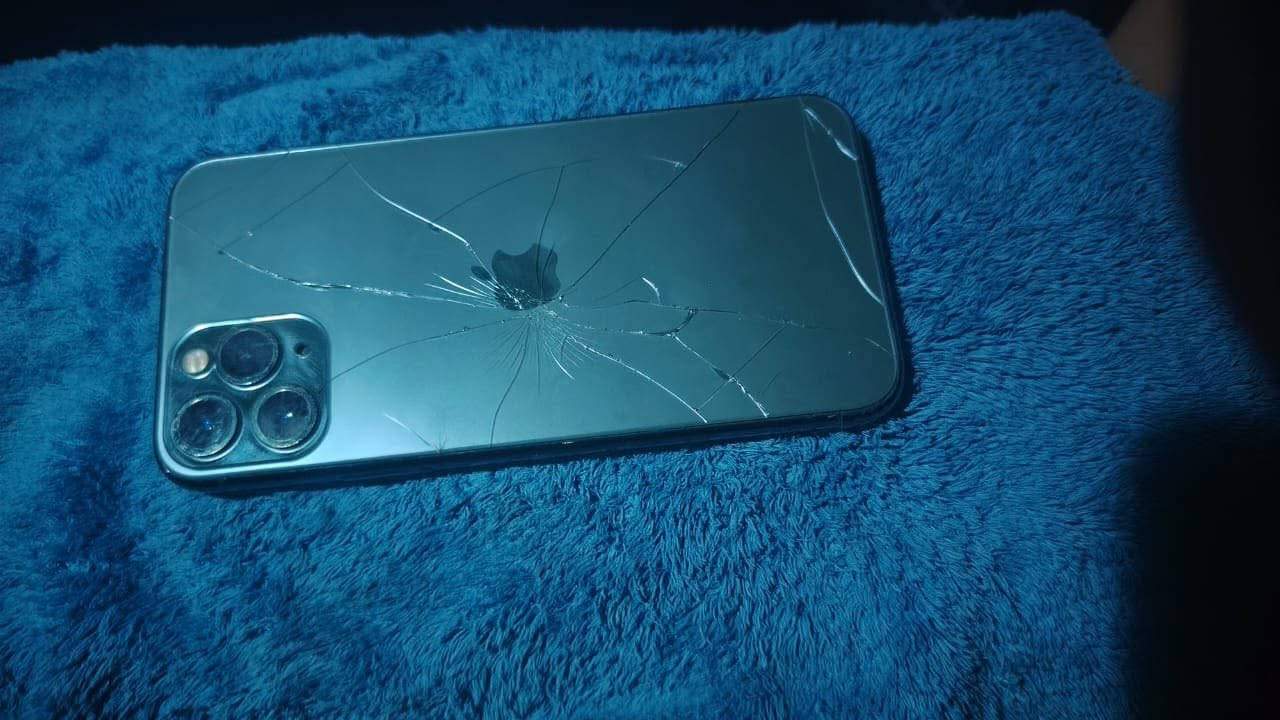 السلام عليكم للبيع ايفون ١١ برو  مبذل شاشه وبطاريه اصليات بس نقطه ممبينه بنهايت الشاشه متبين بالتصوير بطاريه ١٠٠فيس ايدي واكف   سعره ٢٠٠ وبي مجال الباقي كله شغال  رقمي *********** متوفر واتساب مكاني بغداد ناحيه الرشيد
