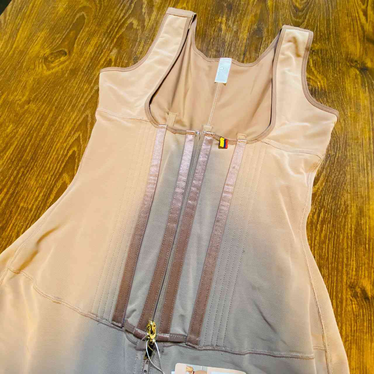 مشد كيم الكولومبي الكامل ❤️‍🔥
✅مشد طبي بشد الجسم بالكامل ، وينحت البطن والخصر والجوانب " حراري" 
✅يسند الظهر ويخفي الزوائد اللحمية في منطقة الظهر 
✅يرفع الصدر والمؤخرة 
✅متوفر باللونين : الأسود / اللحمي
✅ يحتوي على كباسات من عند : ١. منطقة البطن ( 3درجات تحكم )
٢. شيالات الكتف للتحكم بالطول 
✅يحتوي على كباسات من عند : ١. منطقة البطن ( سحاب خارجي)
٢.المنطقة السفلية بطولها لسهولة الاستخدام .
✅ قماشة هوائية ما تضايق الجسم / باردة / القماشة من عند المؤخرة لشدها وابرازها بشكل انثوي ومرتب .
✅ سكتر من منطقة الافخاد ليمسك بالجسم وما يثني او يظهر تحت الملابس والفساتين . 
صدقاً … مشد الاحلام ومشد كل صبية ❤️‍🔥 
متوفر بقياسين 😍
قياس يلبس من وزن ٧٥ الى ٩٥ كيلو
قياس يلبس من وزن ٩٥ الى ١١٥ كيلو


**إذا كنت صاحب هذا الإعلان وتريد حذفه لأي سبب، رجاءا أرسل رسالة إلى الدعم الفني**