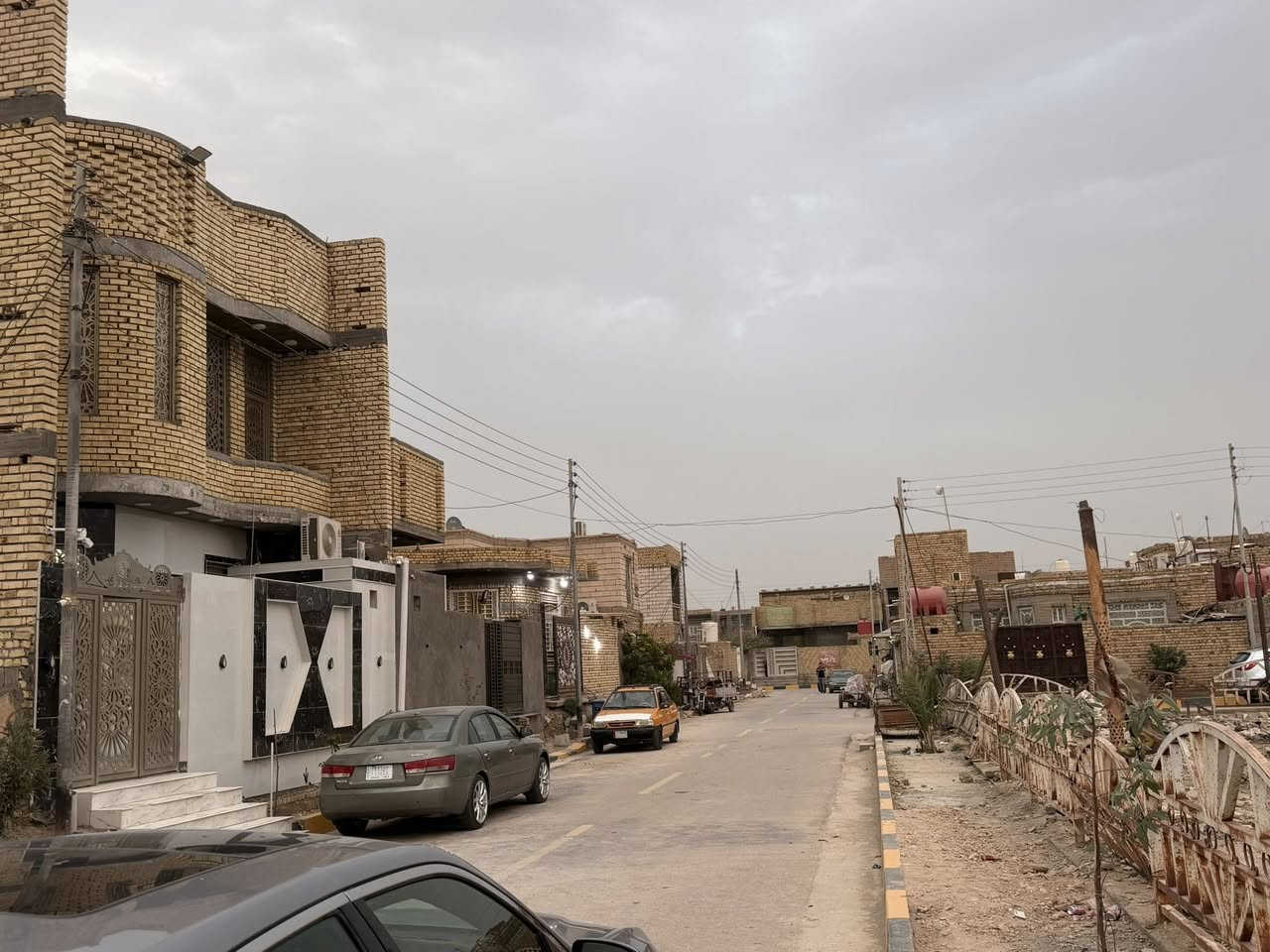 سلام عليكم يوجد دار للبيع حي العسكري شارع ميلاد او شارع مركز شرطه خلف مجمع علاء الحمداني على ساحه مساحته 200 متر غرف 5 وصاله 2 ومطبخ واستقبال وصحيات دخليه وخارجيه 
للاستفسار اتصل على 
***********
***********
ابو مرتضى الحسناوي@
