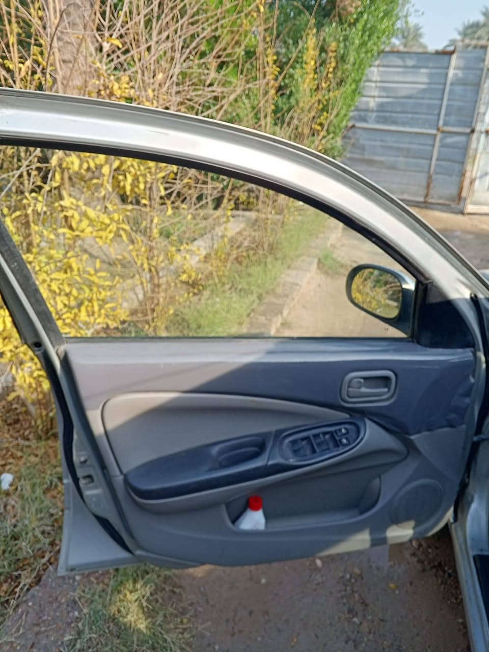 سيارة سني موديل 2003 رقم انكليزي صبغ عام أثر جراد ضربة جاملق جهة سايق امامي مصلح تفاصيل أكثر + كفالة عامة من كير مكينة مكفولة جاهزة مابيها شي تبريد تدفئة كلشي كامل  عنوان بغداد/ التاجي /*********** رقم تواصل واتس اتصال موجود سعر 85 وبي مجال الطيبين
