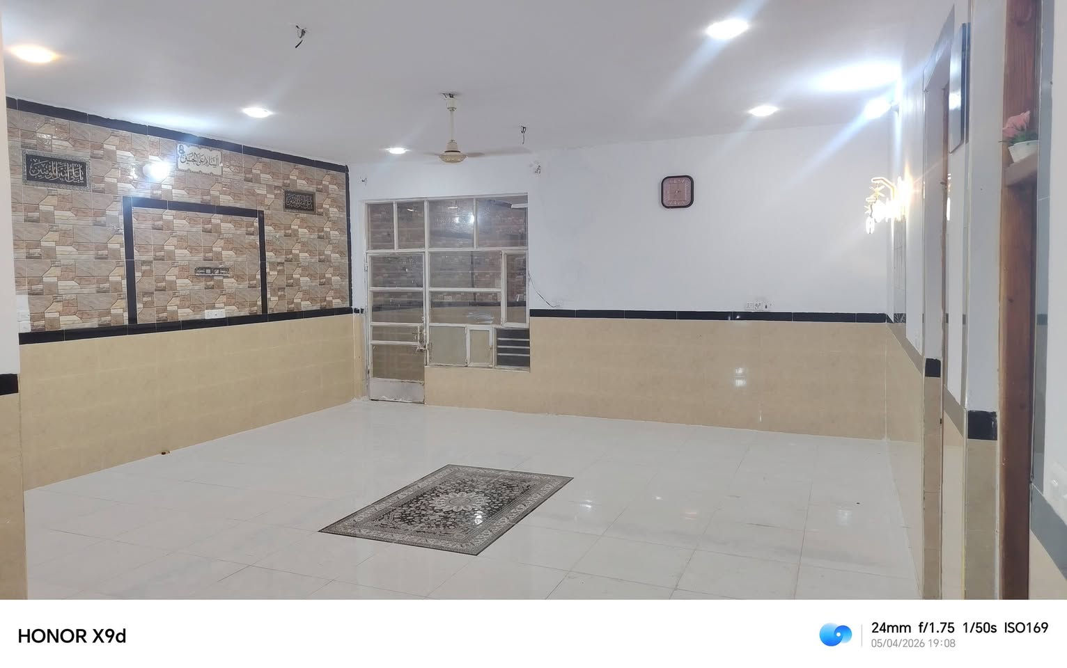 السلام عليكم دار للبيع خلف مدرسه التراث الجديده المساحه 570 متر بناء 2024 بناء درجه اولى ***********
