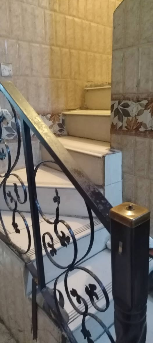 أبواب خشب اربعه وأبواب المنيوم2 وبيبان حديد وشبابيك بحاله جيده للبيع للتواصل عالواتسب ***********
