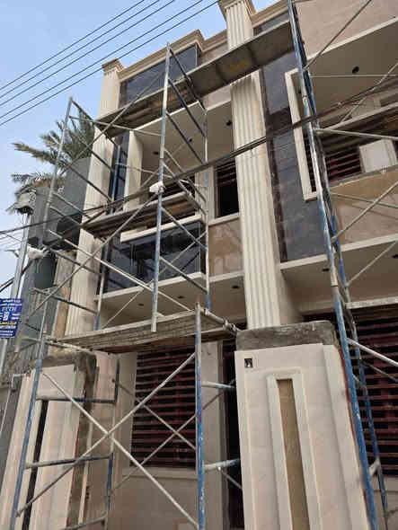 مشتملات للبيع مساحه 60م واجهة 3 نزال 20م ثلاث غرف نوم واستقبال وحولي وخدمات فوق وجوه وبيتونه كبيره درج مرمر ارضيه مرمر العنوان الشعب شارع عدن قريب إعدادية صلاح الدين خلف علوة السمك ثاني شارع للاستفسار  ***********
