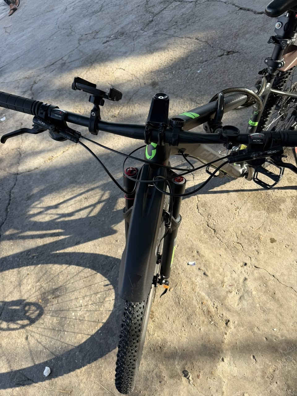 السلام عليكم بايسكل ماركة (GOMAX) ماليزي 🇲🇾
مستعمل 15 يوم 
دراجة هوائية (بايسكل bicycle)

حجم 29

مقر الشركة الموزعة للمنتج (ماليزيا)

المعدن المنيوم

وايرات مبدلات السرعات دفن داخل الهيكل

الدبل (ممتص الصدمات) نظام غاز (ضغط هواء)

مبدلات سرعات مزودة بشاشة رقمية

سرعات امامية عدد 2

سرعات خلفية عدد 9

سستم السرعات من ماركة micro tech

زودت هذه الدراجة بعدد كبير من احجام gearbox لضمان سهولة التنقل واكتساب السرعة في الشوارع المنبسطة وصعود المرتفعات (الجسور) بسهولة وسلالسة تامة

المكابح (البريكات) نظام ضغط بزيت الهايدروليك (دهن) ماركة micro tech لضمان الوقوف السريع للدراجة بضغطة يدوية خفيفة جدا

ويالة المنيوم مصنوعة بتصميم مجسر (طبقتين) لتحمل الاوزان العالية والمطبات والطرق الترابية الوعرة

اطارات (تاير) حجم 29 من شركة DURO صنعت من مواد المطاط المقاوم لدرجات الحرارة العالية

السعر 425 الف ***********
