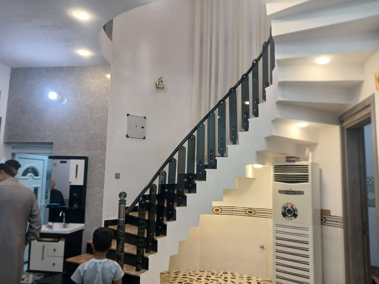 مشتمل البيع حي الجامعة المساحه ١٥٠م طابقين ٤غرف وصاله ومطبخ ستقبال كراج مجموعة صحيات سنه البناء ٢٠٢٥ للستفسار اتصل ***********
