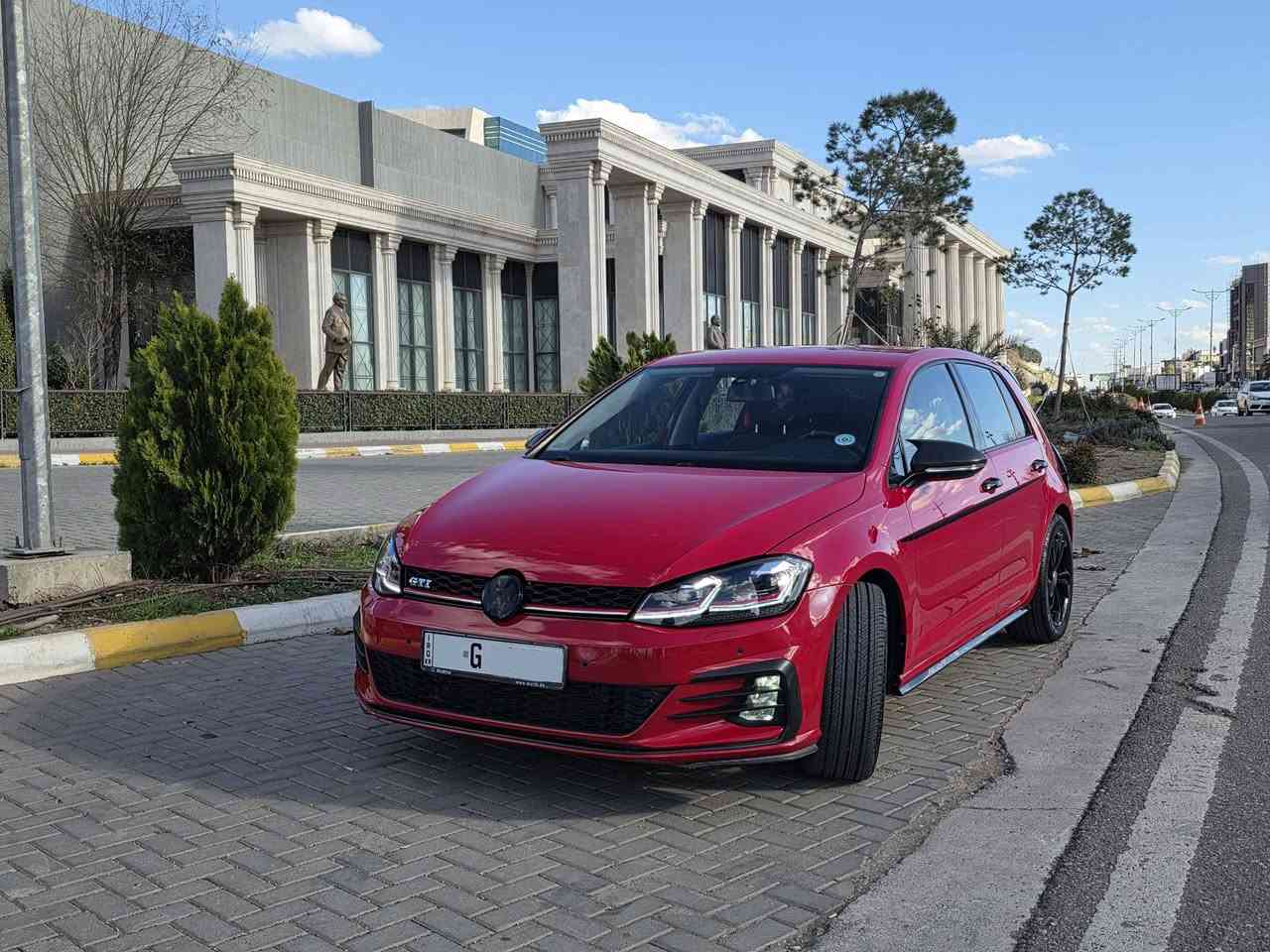 السلام عليكم للبيع
فولكس واكن كولف 
 VW Golf
موديل 2021
ماشي 46,000 ميل 
السياره مواصفاته كثيره 
 تجي محرك 1.4  تيربو يعني اقتصاديه وسريعه و بلا اي عطلات 
الکیر و مكينة بشرط 
كشنات كهرباء و تدفئة 
شاشة كبير Android Auto & Apple Carplay
الون مميز مثل رمان 
بكلايت LED
بجم زينون بلادي
كامره 
وباقي مواصفات الكولف
السياره وارد كندي
سیارة بدون اي صبوغ
فقد جاملغ امامي بيها تعديل بارد
ايرباك ستيرن سستمم بلادي
رقم اربيل تحويل مباشر 
مكان السياره سليمانية
السعر 156$ ورقه وبيه مجال بسيط
واي استفسار اني حاضر 

0770 228 7959  WhatsApp
