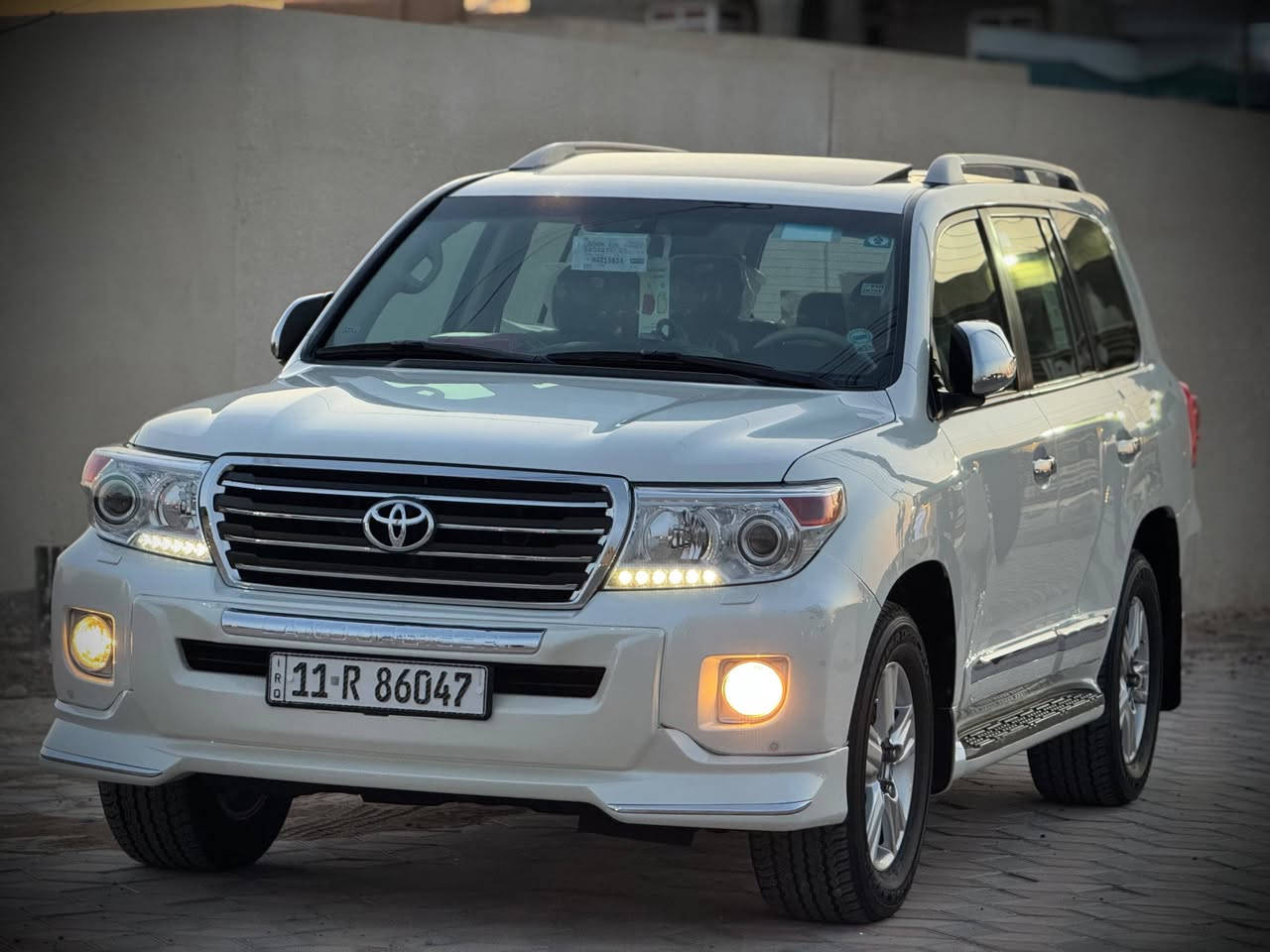 السلام عليكم 
للبيع لاندكروز  GXR  موديل ٢٠١٤ 
حجم المحرك  6 سلندر  4000 cc
السيارة مكفوله  على وضع الشركة 
السيارة ماشيه 132 الف حقيقي شرط الفحص 
السيارة كفاله عامه 
 كير مكينه صدر كلها شرط 
تخم تاير جديد باتري جديد دهن كير جديد 
سيرفس كامل اي نقص مابيها  السيارة مال جنايه مو مال معارض 
مكان السيارة صلاح الدين تكريت  
للاستفسار اكثر 
***********
