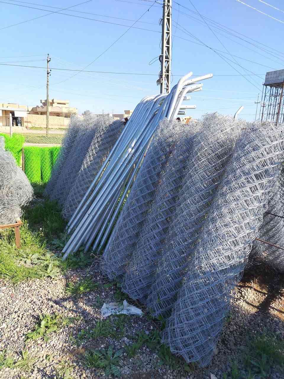 السلام عليكم ورحمة الله وبركاتة ٠ساحة ومحلات المتوكل ٠توفرت لدينا اسيجة سلكية بي ار سي مختلف الانواع والاحجام مع كافة الملحقات بواري تيل شد طبقات هسكو وكل ملحقات الاسيجة ونعتذر عن كتابة السعر لان البيع نقدا يختلف عن التقسيط العنوان الحود الشارع العام قرب الجسر المعلق للاستفسار موبايل ***********
