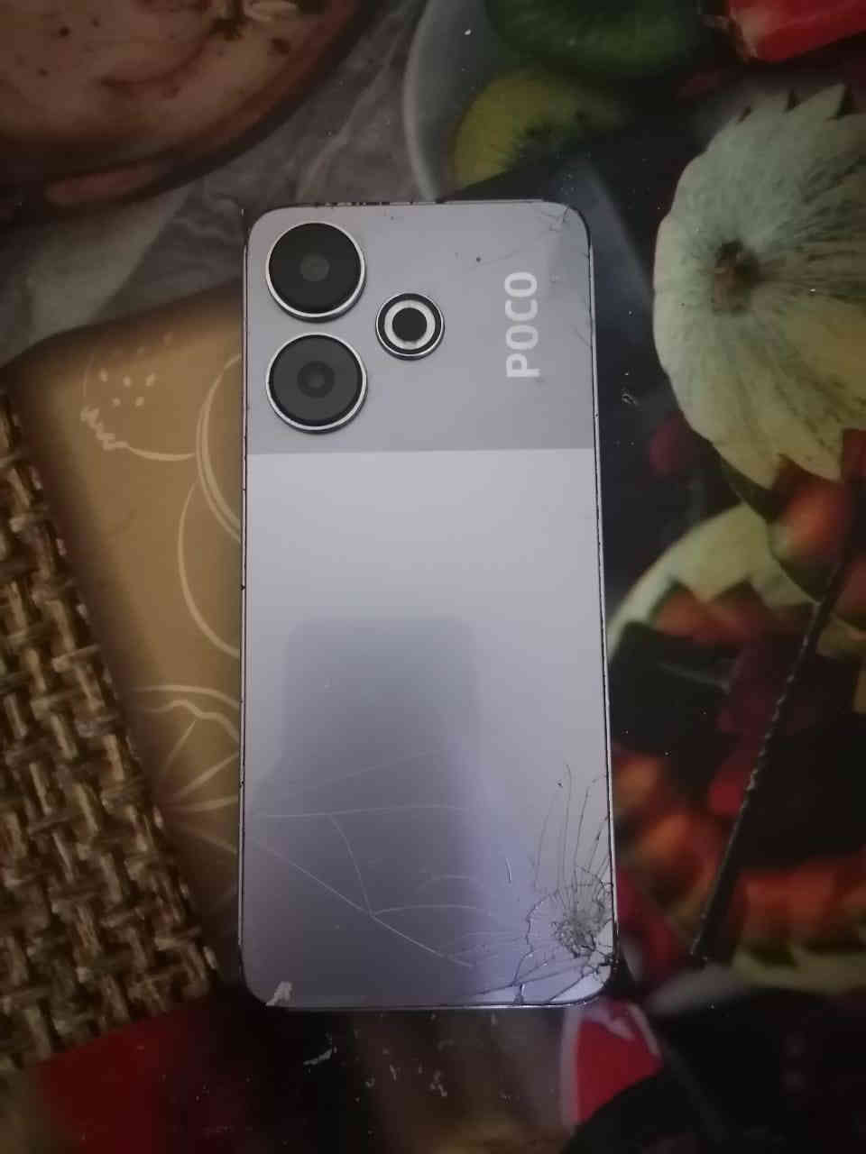 للبيع بوكو M6ذاكرة 256رام8كلوشرط استعامل شهر ونص فقط الضهر شويه مكسور السعر 100بي مجال حك جيتك او مراوس ***********
