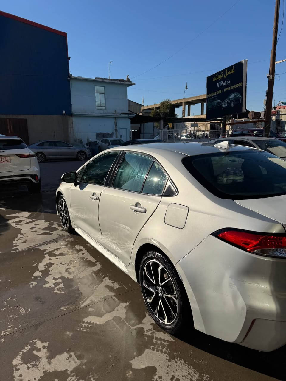 تۆیۆتا کرۆلا ٢٠٢١ le سێ پارچەی بۆیاخە ئێرباگ بەس شانی تەقیوە گێڕ و مەکینە و تەبرید هەموو شتی بە شەرت رەقەم و سەنەوی نوێیە سعری ١٣٧ و کەمەک مەجال ٣٦٠هەزار خرامەی لەسەرە دوای مەعامەلە دەیگەرێنمەوە 
*********** أربيل, العراق
