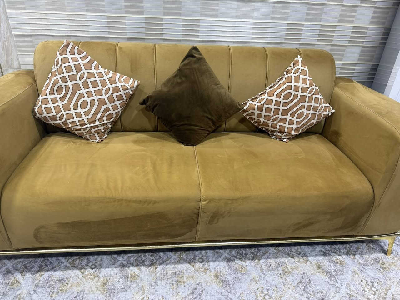 السلام عليكم
طخم قنفات  خمس قطع 
٢ كبيرات عدد ٤ مقاعد
وحده وسط مقعدين
وكراسي ثنين
قماشهن شامو ذهبي والكراسي لون قهوائي
الارجل حديد ذهبي والجوانب بيهن فيكة 
نظيفات 
اريدهن ب٣٠٠ وبيهن مجال
العنوان الامن الداخلي 
الرقم ***********
