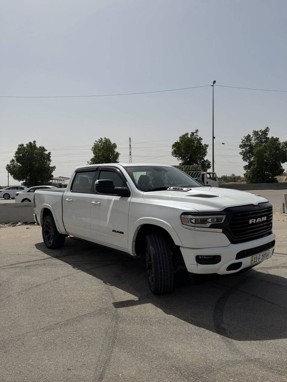 🔥 RAM 1500 LIMITED 2022 🔥  
أعلى فئة 1/1 للبيع — فول مواصفات 🇺🇸

🛻 رام ليمتد 2022  
🔹 محرك 5.7 HEMI eTorque  
🔹 8 سلندر  
🔹 باب طويل / بدي قصير  
🔹 جير 8 سرعات  
🔹 دفع رباعي  

✨ المواصفات:
✅ بانوراما مزدوجة  
✅ جكات هوائية مع رفع وخفض السيارة  
✅ دواسات كهربائية بلادي  
✅ شاشة 12 إنج الأصلية  
✅ عدادات ديجتال  
✅ كامرات 360 محيطية  
✅ رادار أمامي وخلفي  
✅ مثبت سرعة ذكي (رادار)  
✅ Auto Park صف آلي  
✅ Lane Assist الحفاظ على المسار  
✅ Blind Spot مراقبة النقطة العمياء  
✅ تشغيل ريموت  
✅ بصمة أبواب وتشغيل  
✅ مرايا شفط كهرباء  
✅ فتح وغلق باب الصندوق كهربائي  
✅ تدفئة وتبريد الكشنات الأمامية والخلفية  
✅ تدفئة الدركسون  
✅ تحكم كامل بالستيرن  
✅ USB + Type-C أمامي وخلفي  
✅ شحن لاسلكي  
✅ نظام صوت فاخر Alpine  
✅ إضاءة داخلية فخمة  
✅ مواصفات كثيرة جداً كلشي بيها موجود

📌 السيارة كاملة ما بيها أي نقص  
📌 حادثة بنيد وجاملغين  
📌 رقم الشاصي:
1C6SRFHT0NN117207

💰 السعر: 325 فقط  
🔥 سعر مناسب جداً وماكو بهالسعر بهاي المواصفات بالسوق 🔥
رقم الهاتف ؛ ***********
مكان السياره بغداد/ الحسينية
