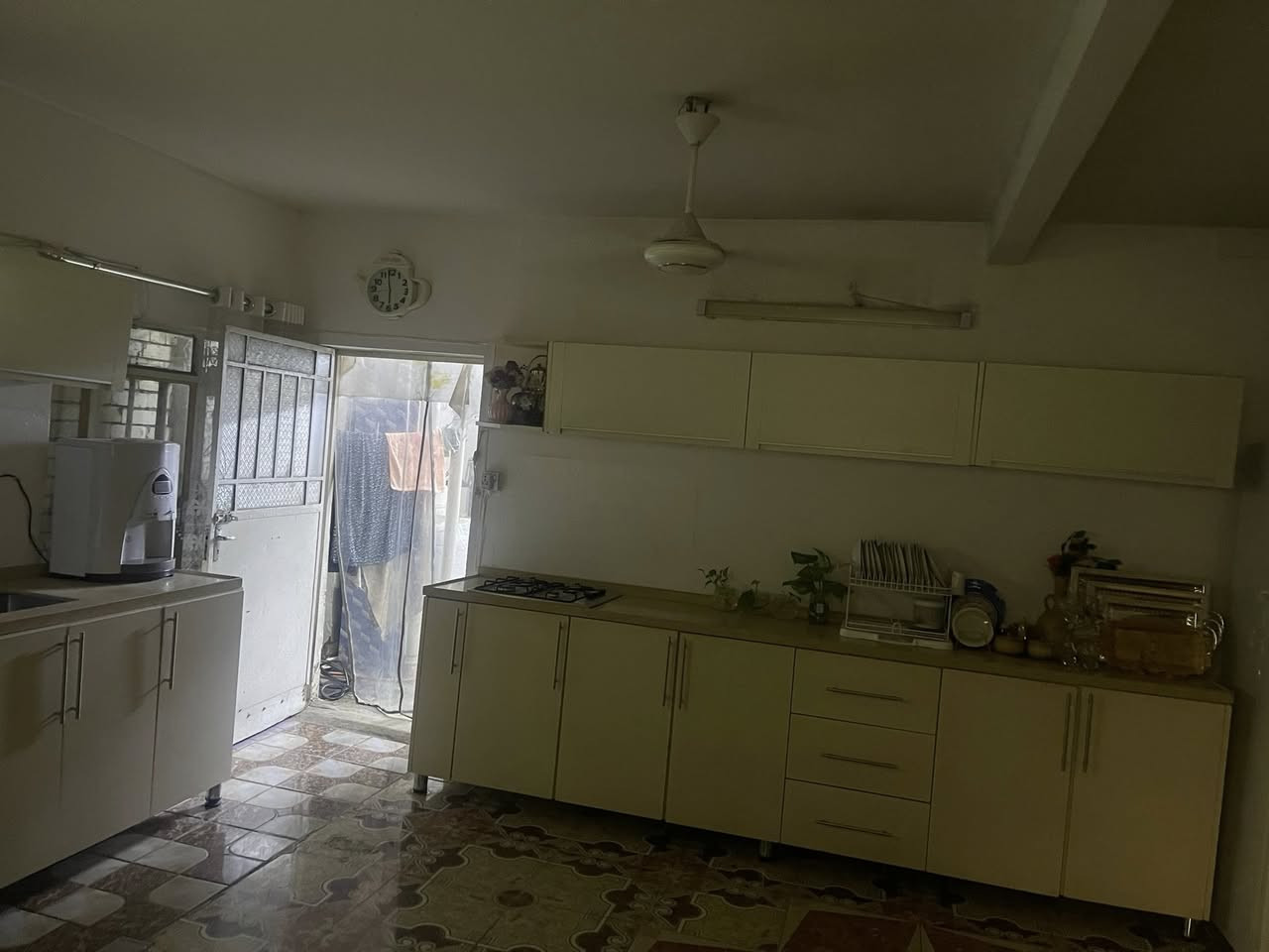 السلام عليكم 
بيت للبيع في شارع فلسطين يعتبر كاع بناء قديم  في محلة ٥٠٥ بالفرع الثالث ورة البانزين خانةالمهندسين
قبل السوك فرع كلش هادئ ونظيف  وقريب ع الشارع العام

مساحة ١٢٠ متر واقع حال ١٢٥ واجهة ٦ و٢٥ والنزال ٢٠
سند ياسم شخص واحد وتحويل مباشر 
للاستفسار الاتصال بالرقم 
***********
