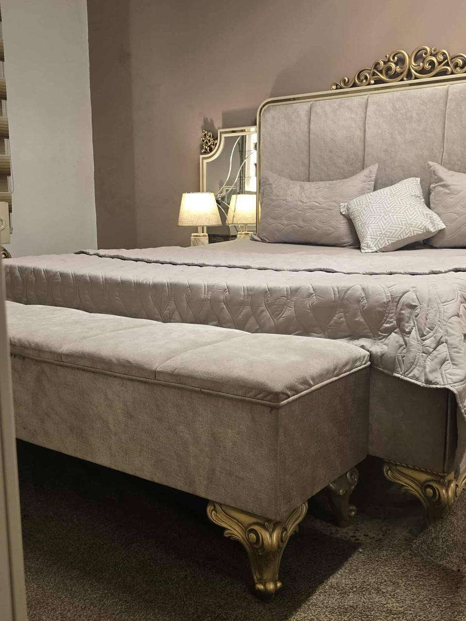 غرفة نوم تركية مستعملة (ملكية)
9 قطع وثقيلة 
استيراد شركة مزاج سنتر 
سعر الشراء من الشركة 24 ورقة 
اريدها بـ مليون و400
عنواني بغداد
 التواصل فقط على الرقم الخاص مغلق                                    ***********
