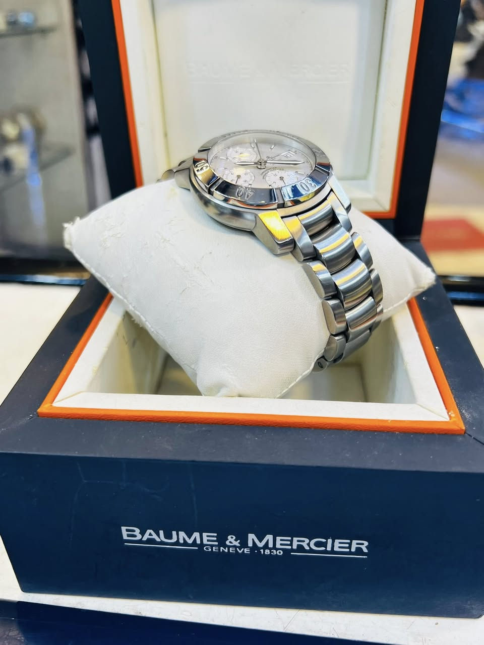 بسم الله الرحمن الرحيم 
بومارسيه جنيف
سويسرا اصلي 
مستخدم كل جديد 
معه العلبه. الاصليه 
اوتوماتيك 
كرونوكراف
طوق دوار متحرك 
رجالي 
قطر 40
200متر تحت الماء
ستانلس أستيل 
اراقام لمنوس
للمهتم بل شراء يتفضل خاص او الاتصال 
#الاستفسار***********
وكل الهله بيكم 
يوجد توصيل 
أمين هيثم الخضري للساعات
