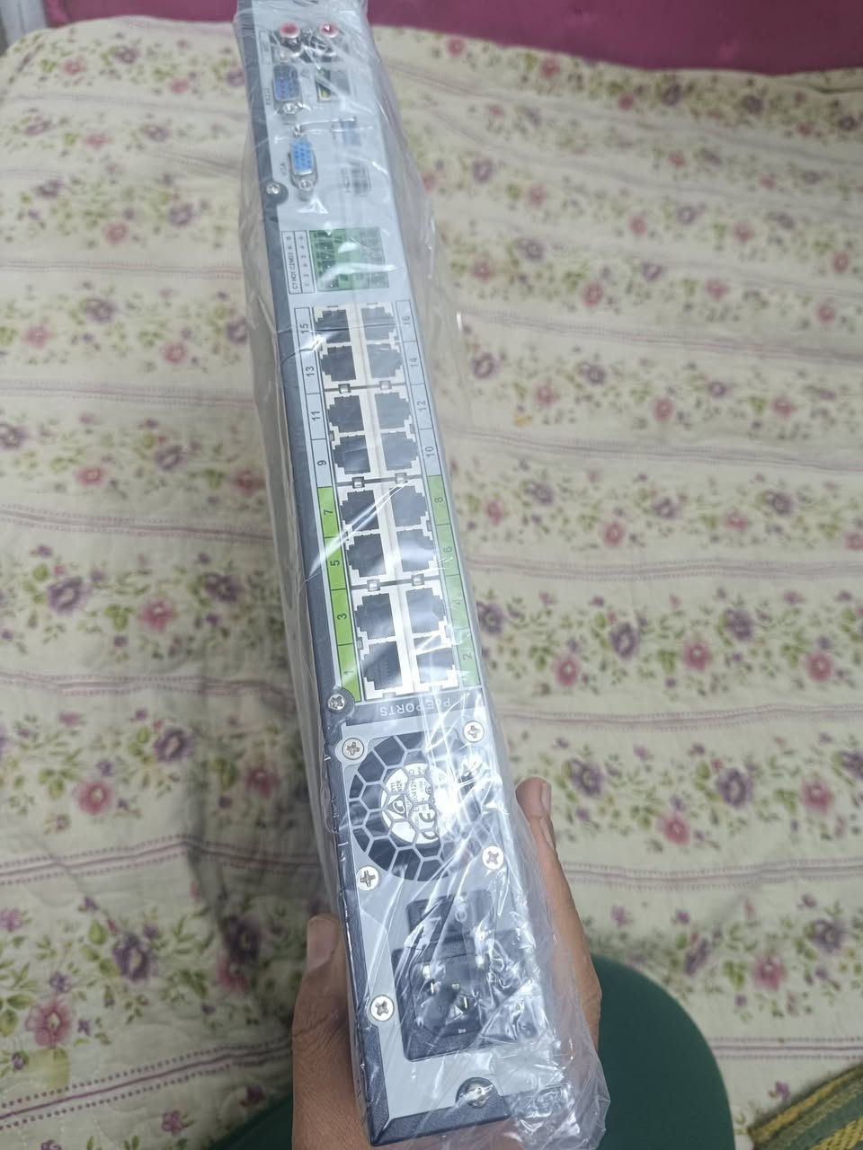السلام عليكم 
للبيع: مسجل فيديو شبكي (NVR) من Dahua 🛡️
​جهاز احترافي بمواصفات عالية للأمان والرقابة:
​الموديل: DHI-NVR5216-16P-I
​القنوات: يدعم حتى 16 قناة (كاميرا).
​الطاقة: مزود بـ 16 منفذ PoE (تشغيل الكاميرات مباشرة عبر سلك الشبكة).
​التخزين: يدعم عدد 2 هاردسك (HDD) لسعة تخزين كبيرة.
​المميزات: يدعم تقنية ePoE للمسافات الطويلة وذكاء اصطناعي متطور.
سعر ٣٠٠ الف


**إذا كنت صاحب هذا الإعلان وتريد حذفه لأي سبب، رجاءا أرسل رسالة إلى الدعم الفني**